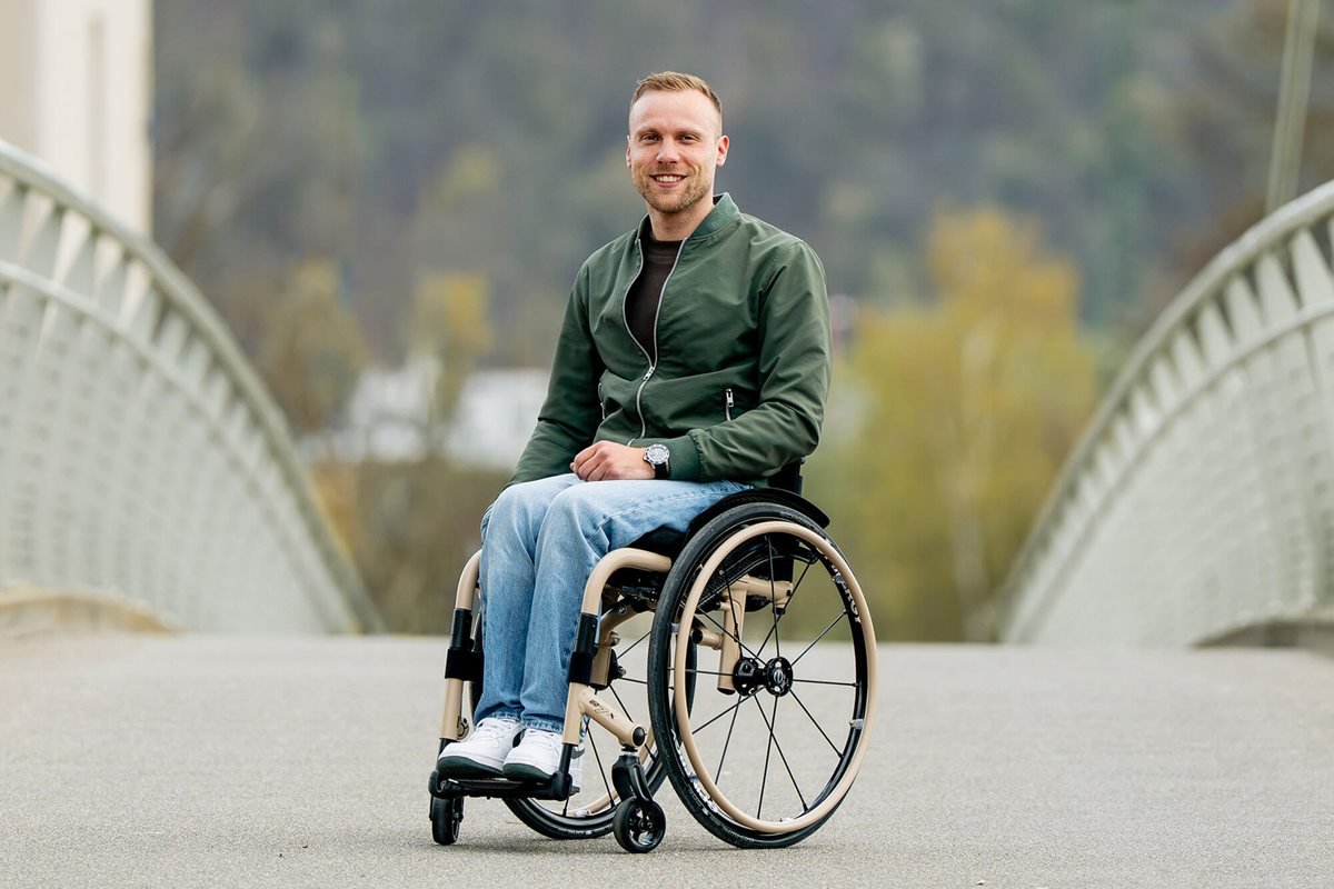 QUICKIE QS7 X Lightweight Folding Active Wheelchair Fold-N-Lock Crash Tested - Active Mobility Ltd